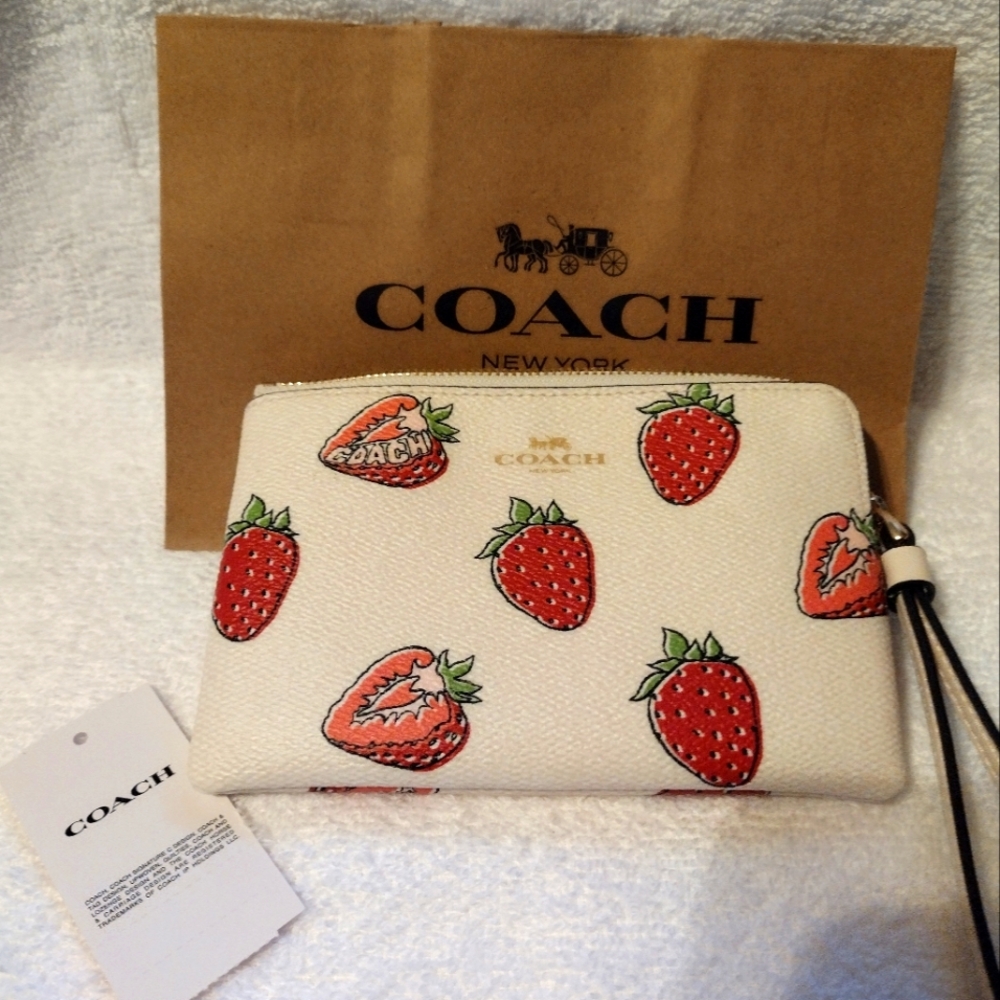 Coach Wristlet 🍓🍓